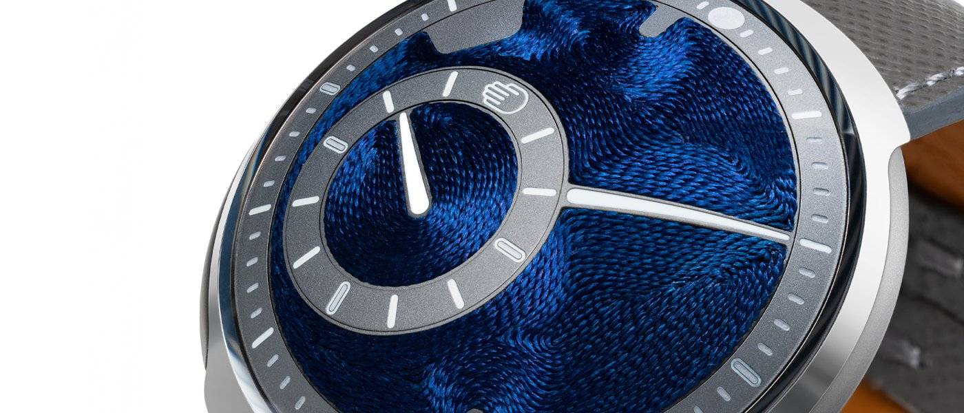 Ressence Type 8 Indigo: El paso del tiempo en hilos de color azul