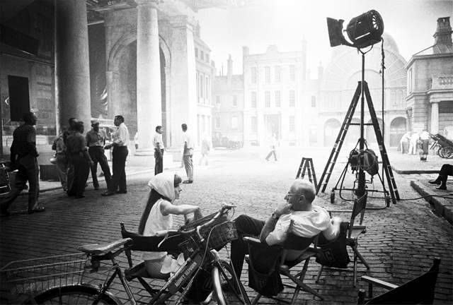 Audrey Hepburn y el director George Cukor, conversando al final del día de rodaje en el plató del Covent Garden de “My Fair Lady”, Warner Brothers Studios, Burbank, 1963. © Bob Willoughby