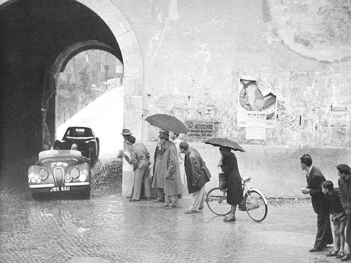 La Mille Miglia en 1950. Llena de peligros, la carrera fue popular entre los italianos desde sus primeras ediciones. Después de una pausa de más de veinte años, se restableció en 1977 como una prueba no de velocidad sino de regularidad.