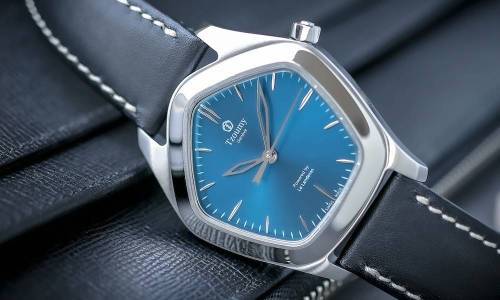 Descubra la pentagonal watch collection de Tzoumy