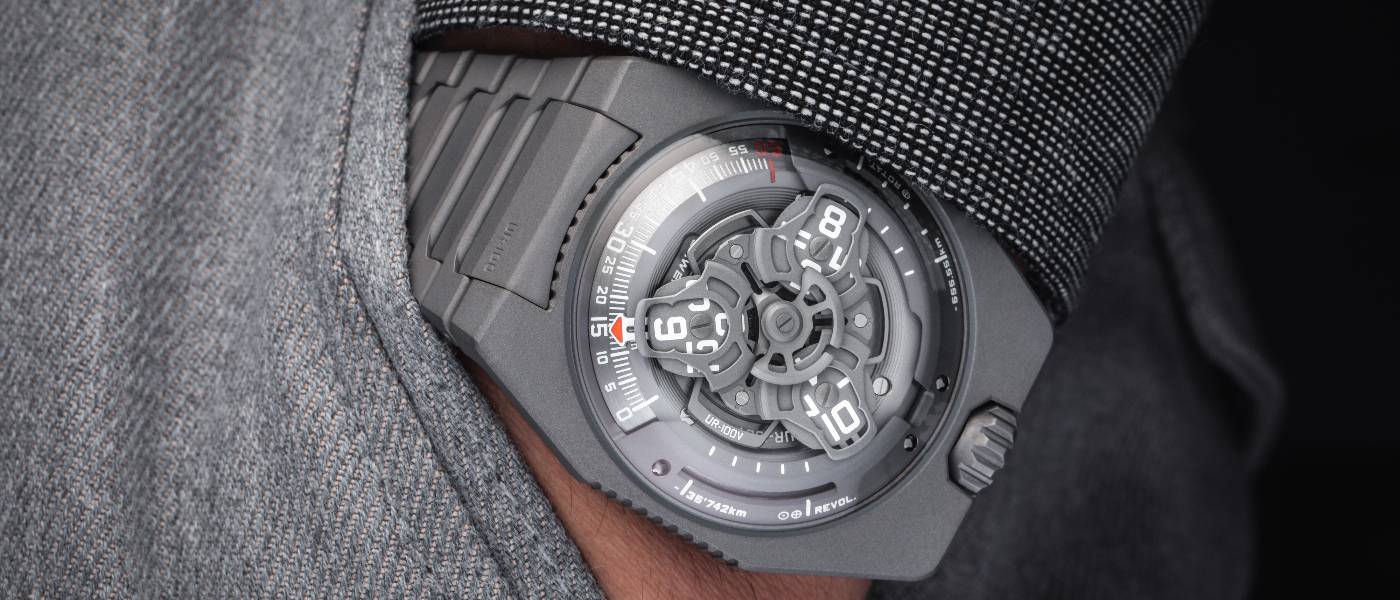 Urwerk: el UR-100V aparece con un traje de titanio completo