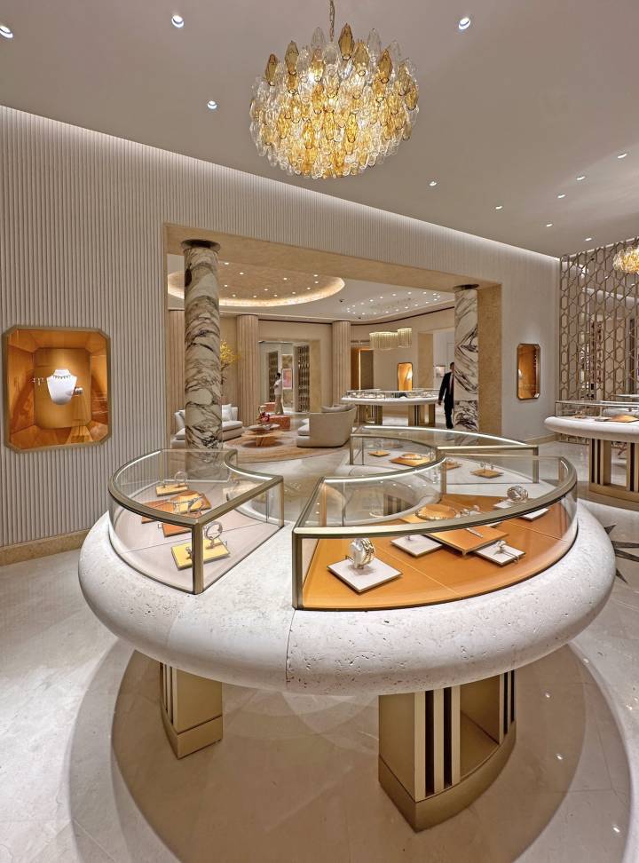 El nuevo concepto insignia de Bulgari presenta su fachada más larga del mundo y varias novedades: un salón exclusivo para relojes masculinos, un salón para clientes con refrigerios de un restaurante con estrella Michelin y espacios exclusivos para fragancias y artículos de cuero de alta gama.