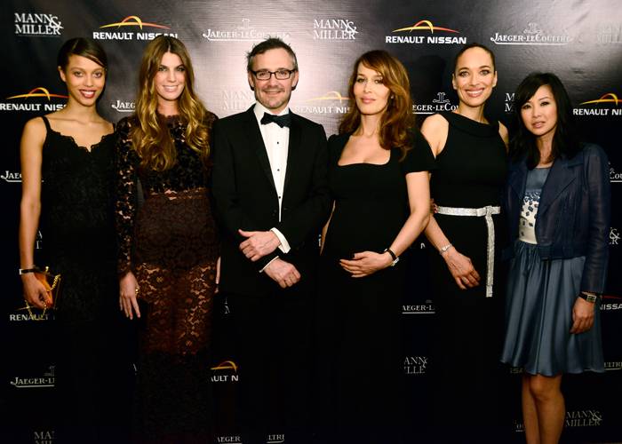 (De Derecha a Izquierda) Isis Samassa, Bianca Brandolini d'Adda, Laurent Vinay, Dolores Chaplin, Carmen Chaplin, y Linh Dan Pham asisten a una proyección privada y cena íntima organizadas por Carmen and Dolores Chaplin