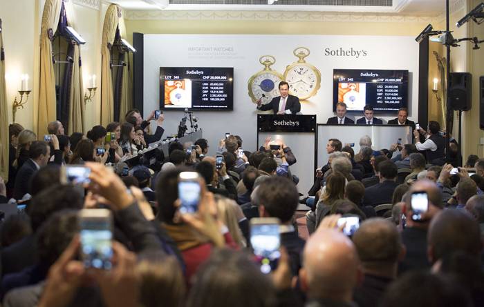 Tim Bourne subastando la Supercomplicación Henry Graves de Patek Philippe