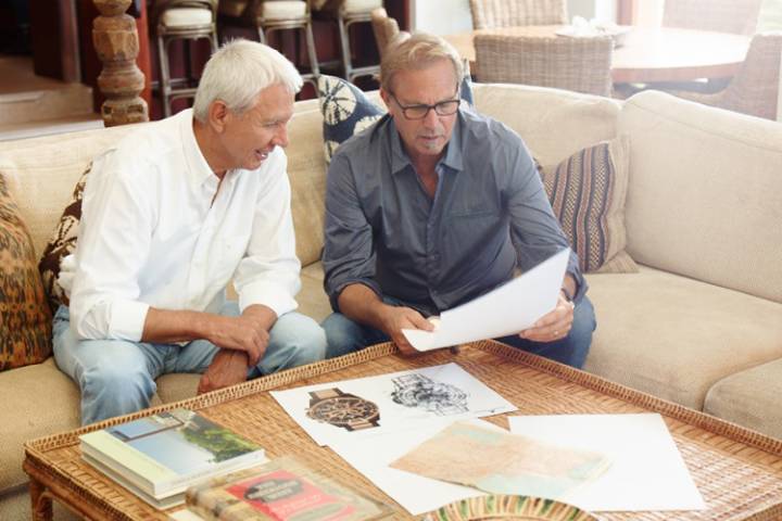 El fundador CEO de Jacques Lemans Alfred Riedl durante la revisión de modelos de relojes con Kevin Costner