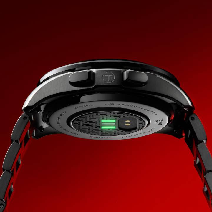 El Tissot T-Touch Connect Sport está equipado con un nuevo sensor para mediciones biométricas refinadas. “Si bien su función principal es informar a los usuarios, no busca reemplazar su teléfono. En cambio, ofrece notificaciones oportunas, enfatizando siempre su identidad principal como reloj genuino”, enfatiza la marca.