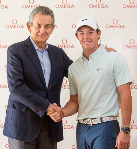 El Presidente de Omega Stephen Urquhart, izquierda, y el golfista Rory McIlroy
