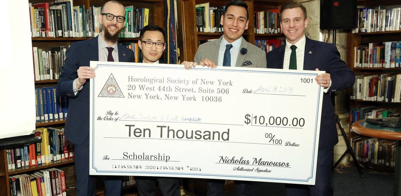 HSNY anuncia premio de $10K para relojes escolares