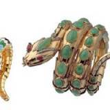 De Izquierda a Derecha: Brazalete-reloj Serpenti en oro amarillo y esmalte policromado. Las escamas están decoradas con esmalte blanco, negro, verde y turquesa, la cabeza tiene ojos de esmeralda en forma de pera que ocultan una esfera circular, ca 1965 - Pulsera Serpenti de oro amarillo adornado con jade, rubíes y diamantes, ca 1968 - Joyero Serpenti y reloj de oro rosa con pulsera de oro de doble vuelta con 385 diamantes talla brillante (4,12 ct) y esfera de zafiro negro esgastada con 33 diamantes.