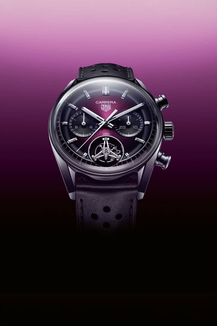 El cristal de zafiro abovedado con caja de cristal característico de este TAG Heuer Carrera Chronograph Tourbillon, con una esfera fumé que va del negro al morado. Disponible en una edición limitada de 200 ejemplares, está impulsado por el movimiento tourbillon Heuer 02 (TH20-09) de TAG Heuer, que ofrece una reserva de marcha de 65 horas.