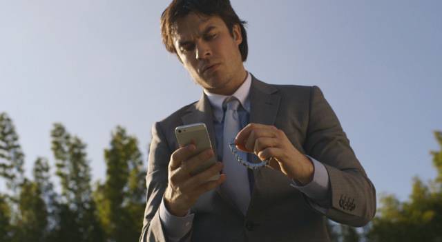 Fotograma de «Time Framed» mostrando a Ian Somerhalder y los relojes IceLink 