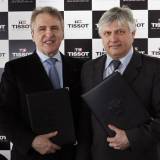 El CEO de Tissot François Thiébaud, izquierda, y Eric Saintrond, Secretario-General/CEO de la FISU en la ceremonia de la firma