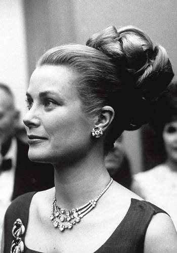 En una recepción en Filadelfia, ella llevaba un collar de Cartier de platino y diamantes, que recibió como regalo de boda en 1956.