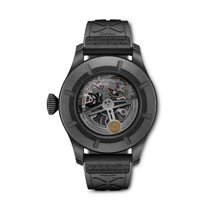 IWC lanza los relojes Top Gun Pilot en Ceratanium®