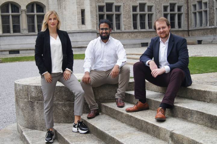 Leonie Flückiger, Mathew Chittazhathu y Nicolas Borgeaud, los fundadores de la startup Suiza Adresta