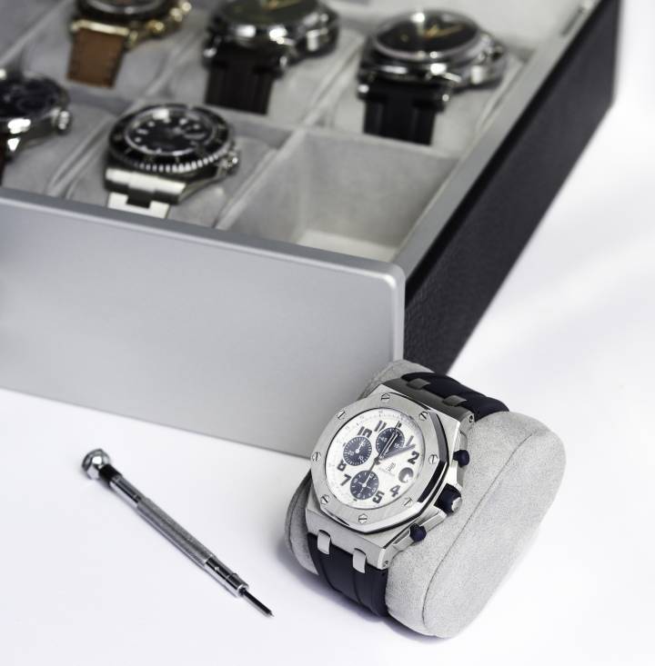 La caja del reloj Mackenzie puede contener hasta diez relojes. Los cojines interiores están forrados con suave Alcantara y son extraíbles para acomodar diferentes tipos de relojes.