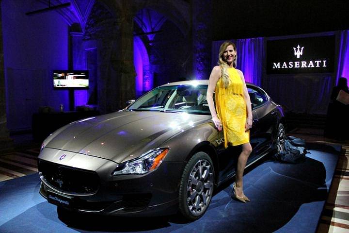 Alejandra Prat junto al nuevo Maserati Quattroporte