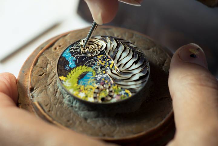  Anita Porchet demuestra su dominio del esmalte cloisonné para la cabeza de tigre en esta esfera de Hermès. Los colores están separados por hilos dorados que se aplican a mano para crear una maravillosa impresión de profundidad.