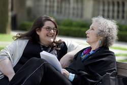 La pupila de Literatura Naomi Alderman, izquierda, con su mentora Margaret Atwood