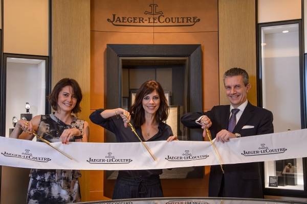 I-D: Mercedes Canos, Directora de Jaeger-LeCoultre en España, Daniel Riedo, Director General de Jaeger-LeCoultre y la actriz Maribel Verdú cortando la cinta de la inauguración; la boutique Jaeger-LeCoultre de El Corte Inglés de Castellana en Madrid 