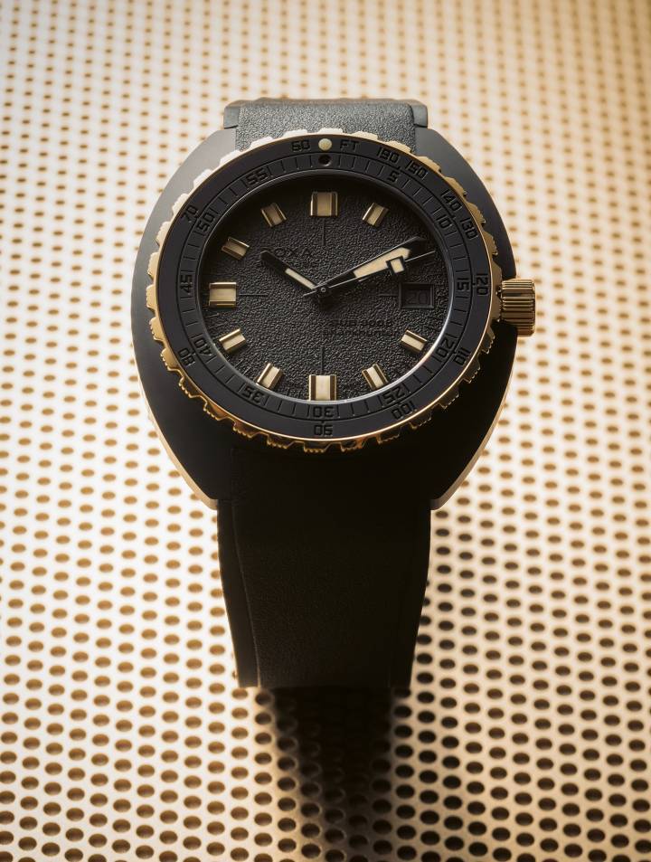 The 42.5mm SUB 300ß Sharkhunter has a pressure-resistant titanium container to protect the movement, a patented unidirectional rotating bezel in 18K 3N gold with dual dive time (minutes) / depth (feet) indication for no-stop dives, a screwdown crown also in 18K 3N gold, and 3 ATM water resistance (equivalent to 30 metres).