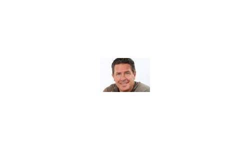 Dan Marino integrante del Salón de la Fama de la NFL luciendo un reloj Corum de producción limitada