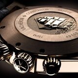 El reverso de la caja del Vacheron Constantin Overseas Chronograph Perpetual Calendar