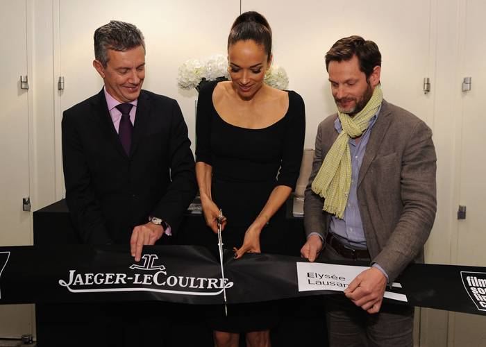 Carmen Chaplin corta la cinta del Musée de l'Elysée con el CEO de Jaeger-LeCoultre Daniel Riedo e el Director del Museo Sam Stourdzé
