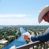 Jason Statham vistiendo un Richard Mille RM 011 Flyback Chronograph en «Parker»