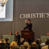 Thomas Perazzi, Especialista Senior en el departamento de relojes de Christie's, subastando el lote principal de la velada, la ref. 2499 oro rosa por 2.629.000 SFr.