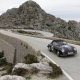 Uno de los coches del Equipo Oris conduciendo por la famosa curva de Sa Calobra