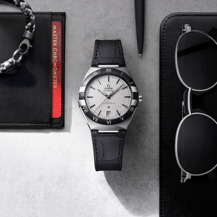 Constellation Co-Axial Master Chronometer 41 mm. Acero en correa de cuero. Esfera gris texturada.