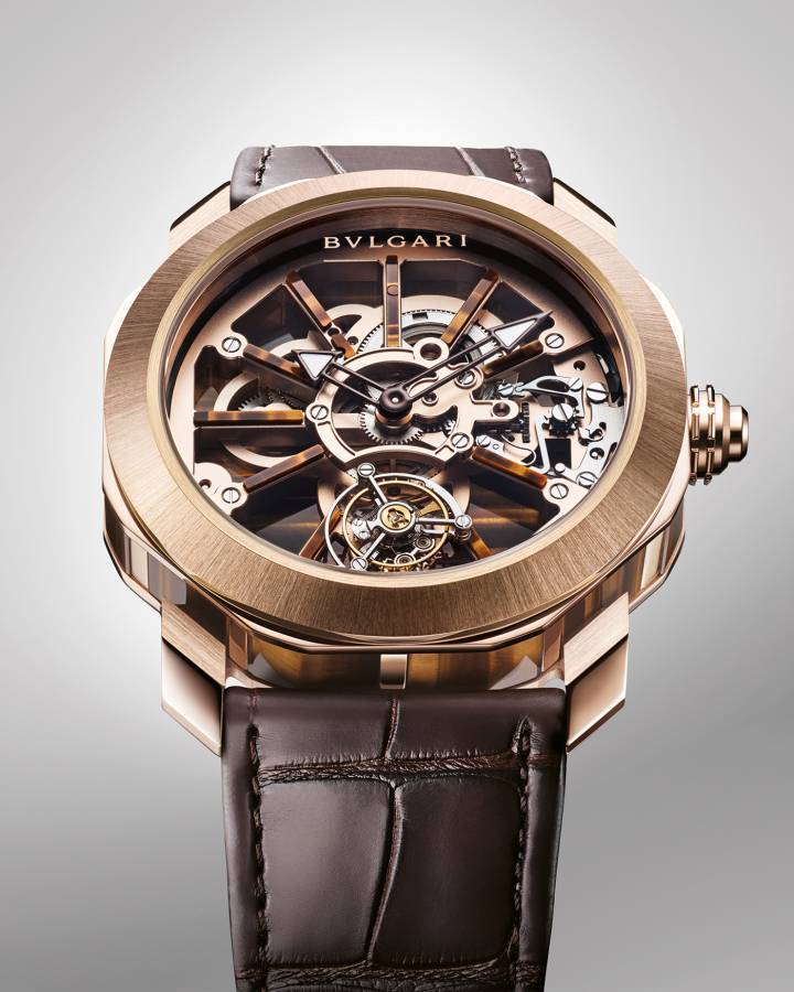 La colección Octo Roma también incluye cuatro modelos excepcionales de tourbillon, incluido el Octo Roma Precious Naturalia con su placa visible en el lado de la esfera y sus índices adornados con ojo de tigre, una piedra semipreciosa con acentos marrones.