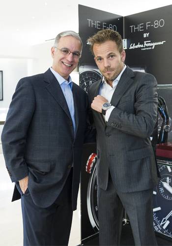 Stephen Dorff mostrando su Reloj F-80 de Salvatore Ferragamo Timepieces