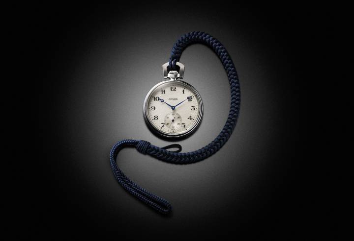 El nuevo reloj de bolsillo 2024, limitado a 100 piezas, está diseñado para “reflejar el camino que Citizen seguirá durante los próximos 100 años. Rinde homenaje a la belleza clásica del original, al tiempo que incorpora avances modernos, como alta precisión y una caja de aleación ligera”.