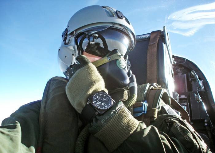 Un piloto llevando un BR 01-94 de Bell & Ross
