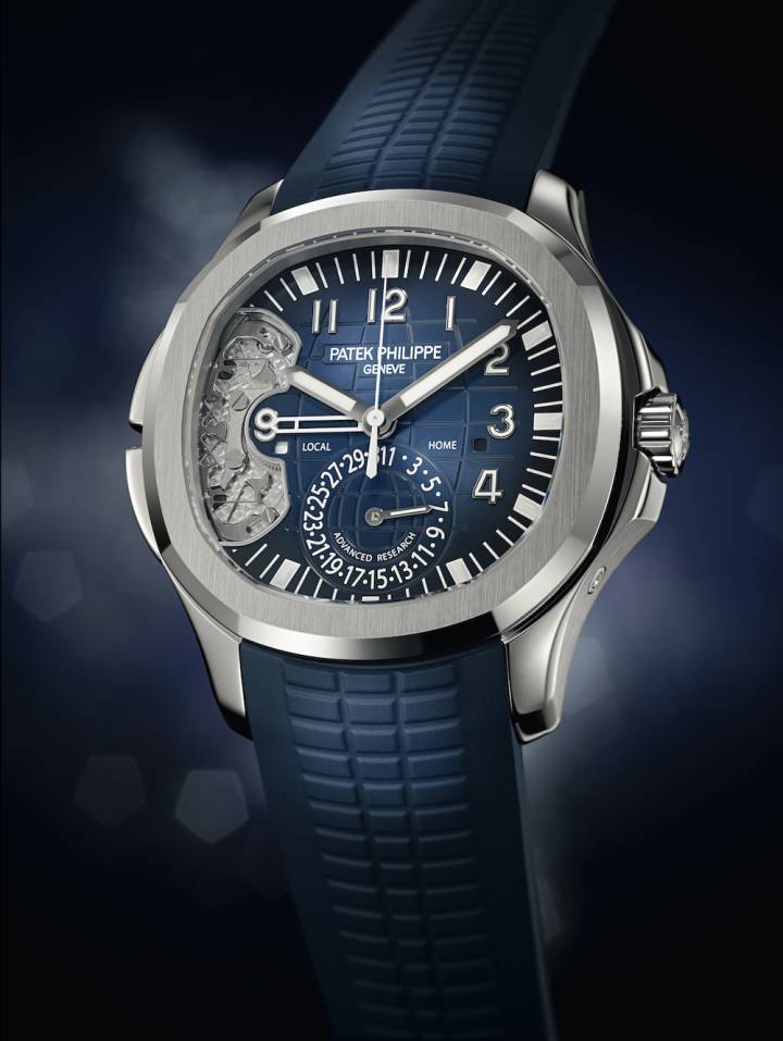 El Patek Philippe 5650G Advanced Research Aquanaut Travel Time White Gold, producido en una serie limitada en 2016, combina múltiples innovaciones. Cuenta con un órgano regulador de silicio de alta tecnología junto con una segunda innovación: un mecanismo de reinicio en el que las articulaciones pivotantes habituales se reemplazan por componentes «compatibles» o flexibles. Este mecanismo, que consta de solo 12 piezas de acero calado, con varios resortes con hojas intercaladas (en comparación con los 37 componentes de un mecanismo tradicional), transmite información de los dos pulsadores GMT a la visualización de la hora local.