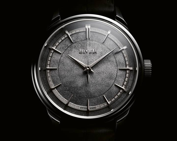 Con una caja de 39 mm de diámetro, el Biver Automatique es el primer automático de tres agujas de la marca. Este modelo es de platino y luce una esfera de obsidiana negra arenada.