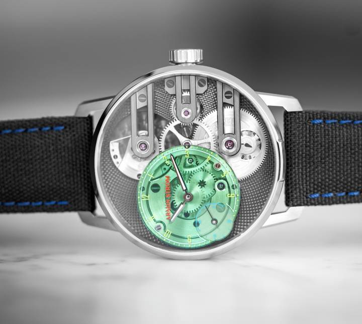 Armin Strom ha producido una edición única de su Gravity Equal Force con transmisión de fuerza constante para la subasta benéfica Only Watch 2023. Incorpora los colores de este año: verde para la esfera de zafiro transparente, rojo para el logo y azul para las costuras de la correa.