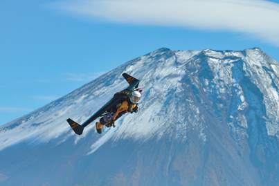 El jet man de Breitling Yves Rossy sobrevolando el Monte Fuji