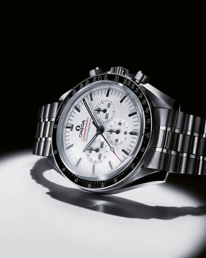 El Omega Speedmaster Moonwatch se lanza en su nueva edición, esta vez con una esfera blanca lacada inspirada en la exploración espacial y la prestigiosa herencia de la colección. El reloj de acero inoxidable de 42 mm está impulsado por el calibre Co-Axial Master Chronometer 3861, la versión más actualizada del legendario calibre 321 en el que confiaron los astronautas en la Luna.