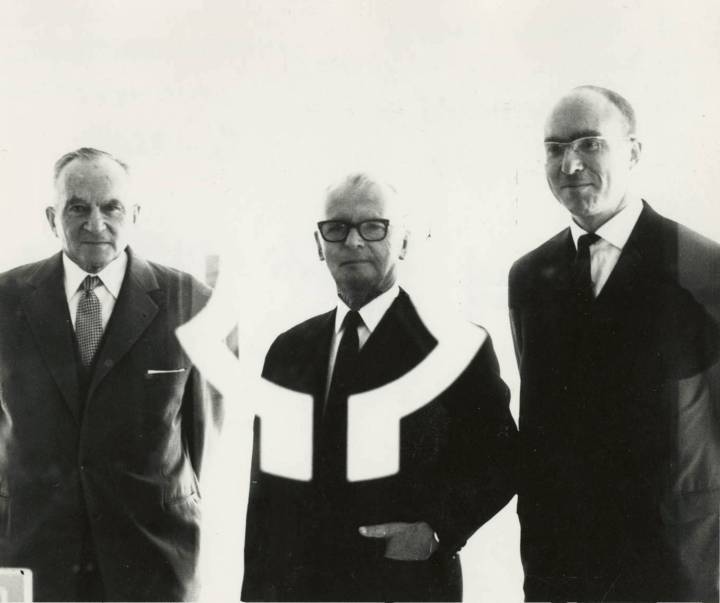 Esta fotografía publicitaria de 1965 muestra a Georges Braunschweig, Fritz Marti y Philippe Braunschweig celebrando la inauguración de la nueva fábrica de Portescap, ¡el mayor empleador de La Chaux-de-Fonds!