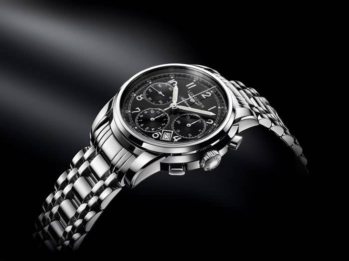 La Longines Saint-Imier Collection se ha inspirado en los orígenes de la tradición relojera de Longines. Las líneas elegantes y los cuernos distintivos proporcionan a estos nuevos modelos un sutil equilibrio entre el diseño clásico y contemporáneo. Con un diámetro de 41 mm, este cronógrafo está equipado con un movimiento L688 de rueda de pilares, desarrollado y producido exclusivamente por Longines. Su caja de acero muestra una esfera de color negro.
