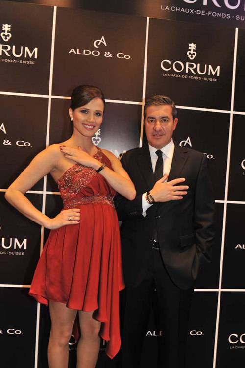 La ex-Miss Mundo Maria Julia Mantilla, izquierda, y el CEO de Corum Antonio Calce 