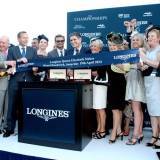 Entrega de premios de Longines Queen Elizabeth Stakes con Simon Baker, Ambassador of Elegance de Longines y Juan-Carlos Capelli, Vice Presidente y Director de Marketing Internacional