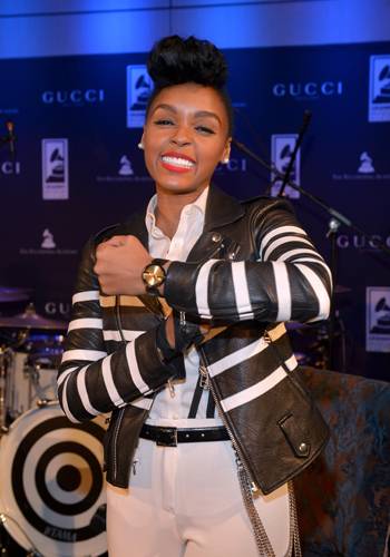 Janelle Monae luciendo su Grammy su reloj Special Edition Gucci