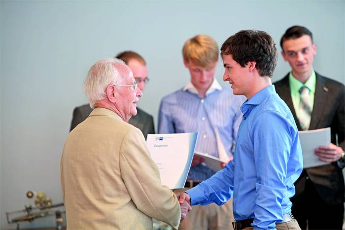 Walter Lange entregando los diplomas a los graduados.