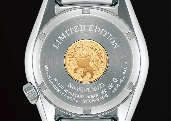 El fondo de la caja de la edición limitada lleva el emblema Grand Seiko en oro amarillo de 18k y el número de serie individual del reloj.