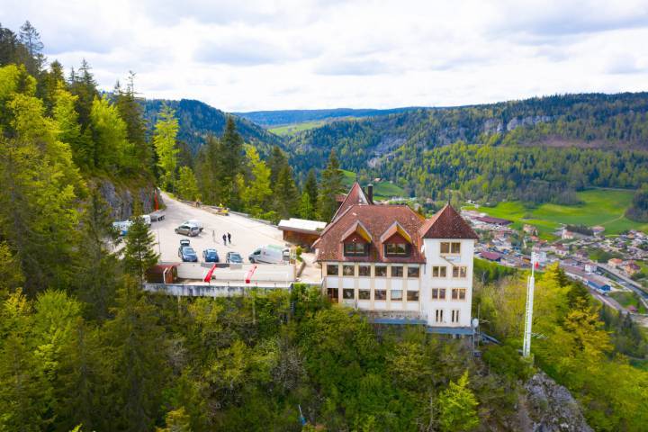 Kari Voutilainen se instaló en el antiguo hotel-restaurante «Chapeau de Napoléon» con vistas al Val-de-Travers el 1 de junio de 2021. 