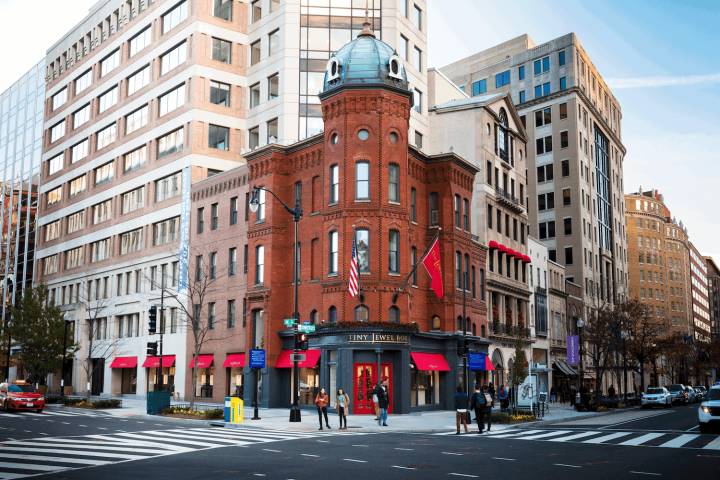 Tiny Jewel Box, que se expandió hace tres años, ocupa un edificio histórico en el centro de Washington DC